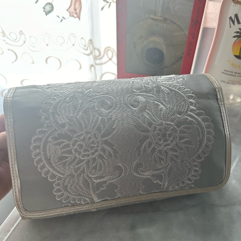 Isabella fiore Elegant Gray Lace Clutch
New‼️‼️‼️